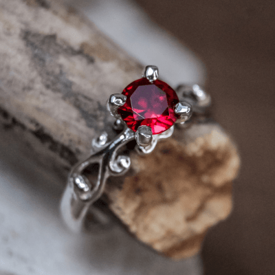 Solitário Frigg em Prata 925 com Zircônia vermelha – Joia Artesanal Maktub Pratas