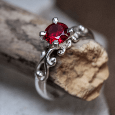 Solitário Frigg em Prata 925 com Zircônia vermelha – Joia Artesanal Maktub Pratas