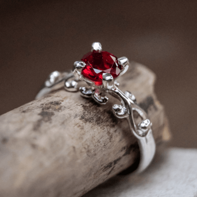 Solitário Frigg em Prata 925 com Zircônia vermelha – Joia Artesanal Maktub Pratas