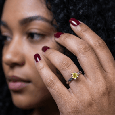 HELGA - ANEL SOLITÁRIO EM PRATA 925 COM ZIRCÔNIA AMARELO