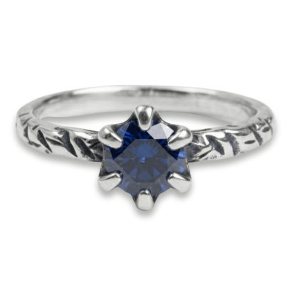 HELGA - ANEL SOLITÁRIO EM PRATA 925 COM ZIRCÔNIA AZUL MARINHO