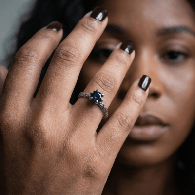 HELGA - ANEL SOLITÁRIO EM PRATA 925 COM ZIRCÔNIA AZUL MARINHO