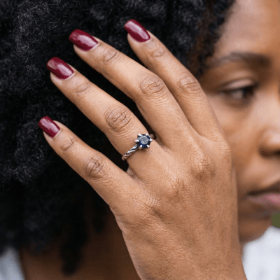 HELGA — Anel Solitário em Prata 925 com Zircônia Azul Marinho 