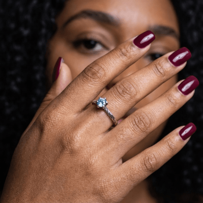 HELGA — Anel Solitário em Prata 925 com Zircônia Azul claro 