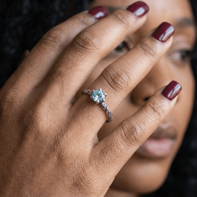 HELGA - ANEL SOLITÁRIO EM PRATA 925 COM ZIRCÔNIA AZUL CLARO