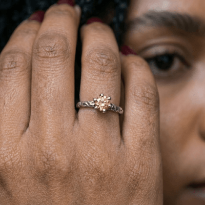 HELGA - ANEL SOLITÁRIO EM PRATA 925 COM ZIRCÔNIA CHAMPAGNE