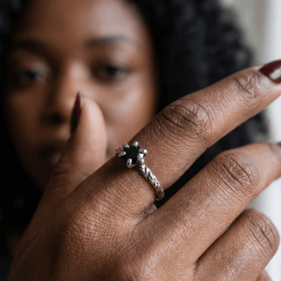 HELGA — Anel Solitário em Prata 925 com Zircônia Preta