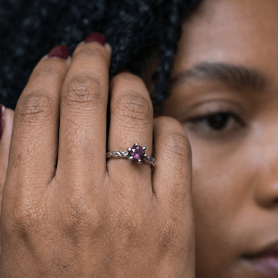 HELGA — Anel Solitário em Prata 925 com Zircônia  Roxa 