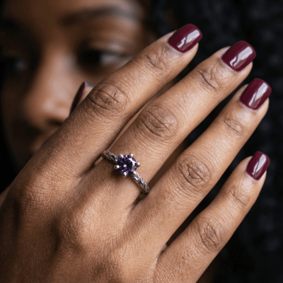 HELGA - ANEL SOLITÁRIO EM PRATA 925 COM ZIRCÔNIA ROXA