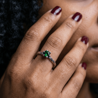 HELGA - ANEL SOLITÁRIO EM PRATA 925 COM ZIRCÔNIA VERDE