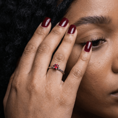 HELGA — Anel Solitário em Prata 925 com Zircônia Vermelha