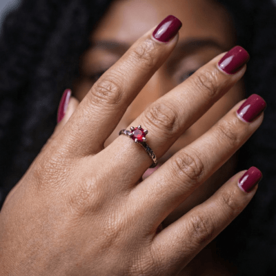 HELGA - ANEL SOLITÁRIO EM PRATA 925 COM ZIRCÔNIA VERMELHA