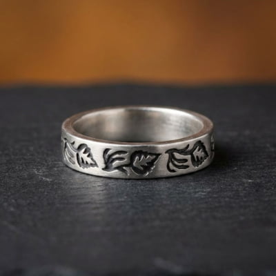 IVY — Anel Folhas em Prata 925 com Oxidação