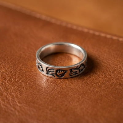 IVY — Anel Folhas em Prata 925 com Oxidação