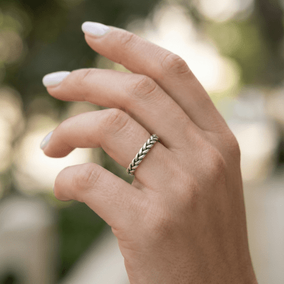 Anel Trançado Artesanal em Prata 925 com Oxidação – Modelo Lume