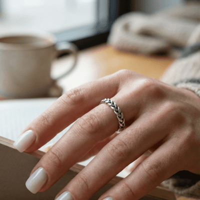 Anel Trançado Artesanal em Prata 925 com Oxidação – Modelo Lume