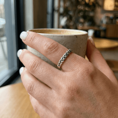 Anel Trançado Artesanal em Prata 925 com Oxidação – Modelo Lume