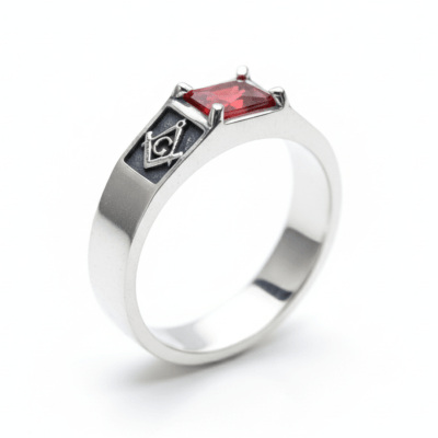 MAÇONARIA – Anel Sinete retangular esquadro e compasso Masculino com zircônia vermelha em Prata 925