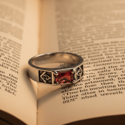 Maçonaria – Anel Sinete Retangular Esquadro e Compasso com Zircônia Vermelha em Prata 925