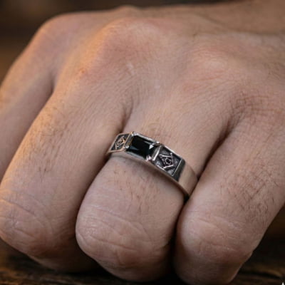 Maçonaria – Anel Sinete Retangular Esquadro e Compasso com Zircônia preta em Prata 925