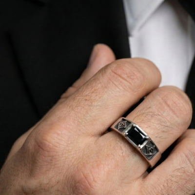 MAÇONARIA – Anel Sinete retangular esquadro e compasso Masculino com zircônia Preta em Prata 925 MAÇONARIA – Anel Sinete retangular esquadro e compasso Masculino com zircônia Preta em Prata 925