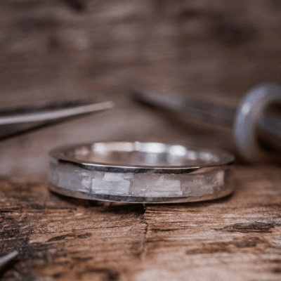 MOSAICO – ANEL DE PRATA 925 COM MOSAICO DE PEDRA NATURAL SELENITA BRANCA