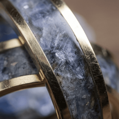 Mosaico – Anel em Ouro Amarelo 10K com Pedra Natural Cianita Azul