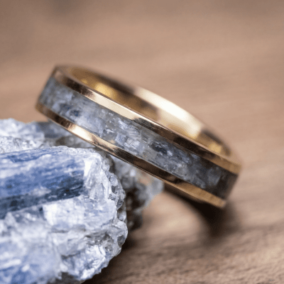 MOSAICO – ANEL EM OURO AMARELO 14 K COM PEDRA NATURAL CIANITA AZUL