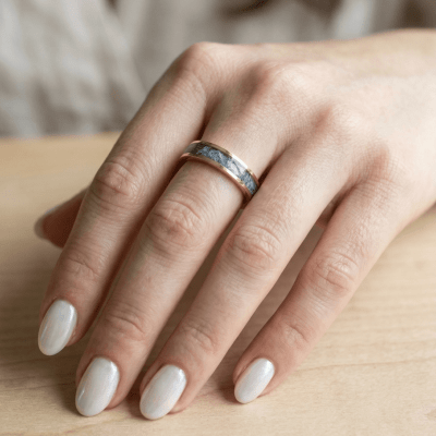 MOSAICO – ANEL EM OURO AMARELO 14 K COM PEDRA NATURAL CIANITA AZUL