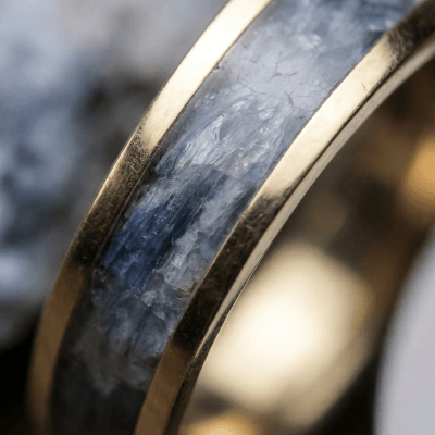 Mosaico – Anel em Ouro Amarelo 18K com Pedra Natural Cianita Azul