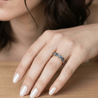 Mosaico – Anel em Ouro Amarelo 18K com Pedra Natural Cianita Azul