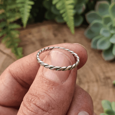 Nordic Link – Anel Torcido Fino em Prata 925