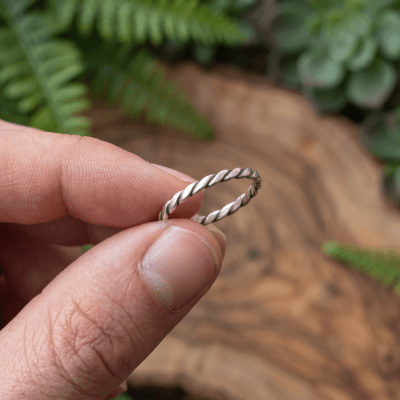 Nordic Link – Anel Torcido Fino em Prata 925