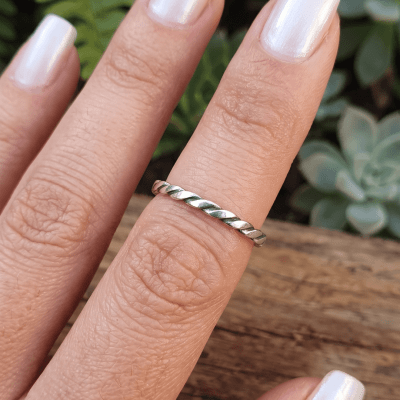 Nordic Link – Anel Torcido Fino em Prata 925