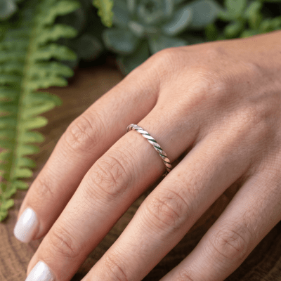 Nordic Link – Anel Torcido Fino em Prata 925