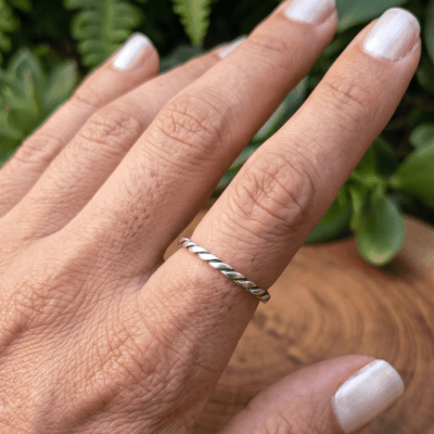 Nordic Link – Anel Torcido Fino em Prata 925
