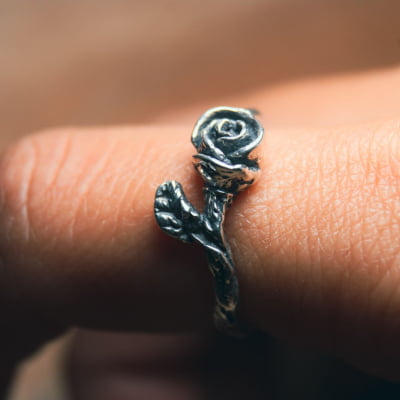 ROSA — Anel de Rosa Esculpida à Mão em Prata 925