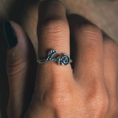 ROSA — Anel de Rosa Esculpida à Mão em Prata 925