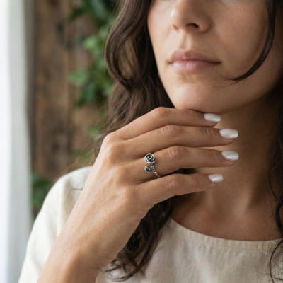 ROSA — Anel de Rosa Esculpida à Mão em Prata 925