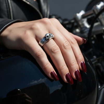 Skull Love – Anel Caveira Coração em Prata 925