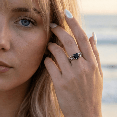 SKY - ANEL SOLITÁRIO EM PRATA 925 COM ZIRCÔNIA EM FORMATO DE CORAÇÃO PRETA