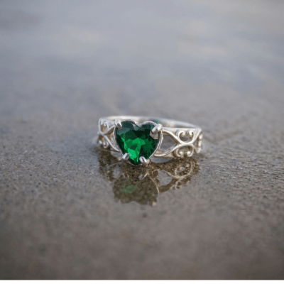 Solitário Sky – Anel em Prata 925 com Zircônia Coração Verde