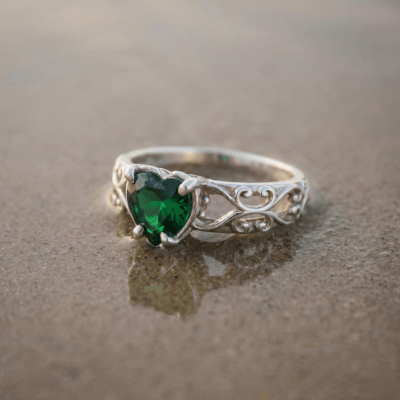 Solitário Sky – Anel em Prata 925 com Zircônia Coração Verde