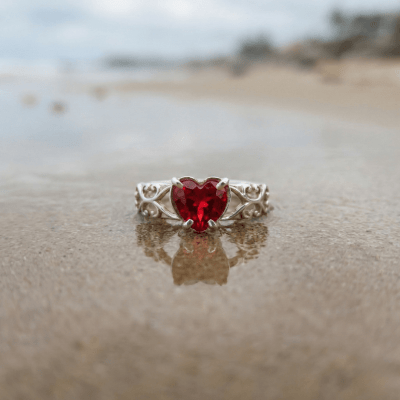 Solitário Sky – Anel em Prata 925 com Zircônia Coração Vermelha