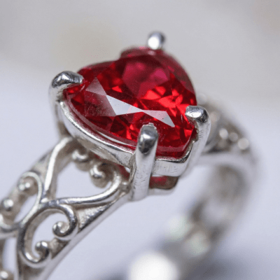 Solitário Sky – Anel em Prata 925 com Zircônia Coração Vermelha