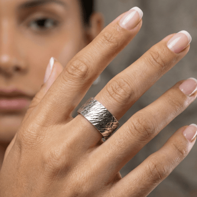 Anel Tempestade Largo em Prata 925 – Joia Artesanal Maktub Pratas