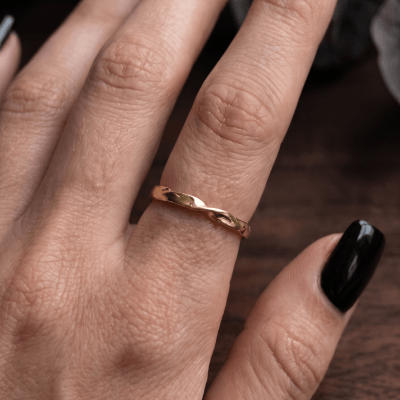 Vínculo – Anel Minimalista Torcido em Ouro Amarelo 14K