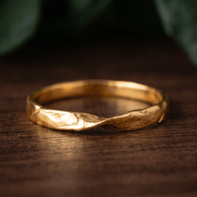 Vínculo – Anel Minimalista Torcido em Ouro Amarelo 18K