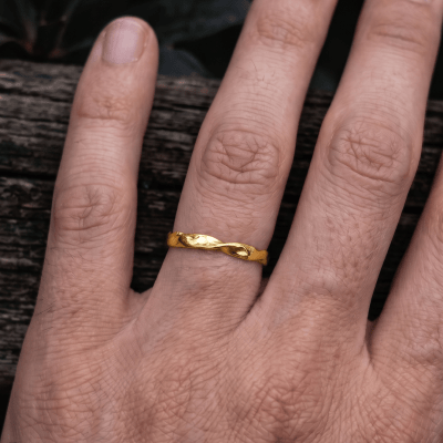 Vínculo – Anel Minimalista Torcido em Ouro Amarelo 18K