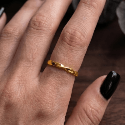Vínculo – Anel Minimalista Torcido em Ouro Amarelo 18K